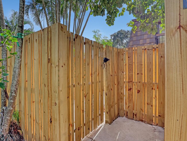 Foto del edificio - 4095 Palm Bay Cir