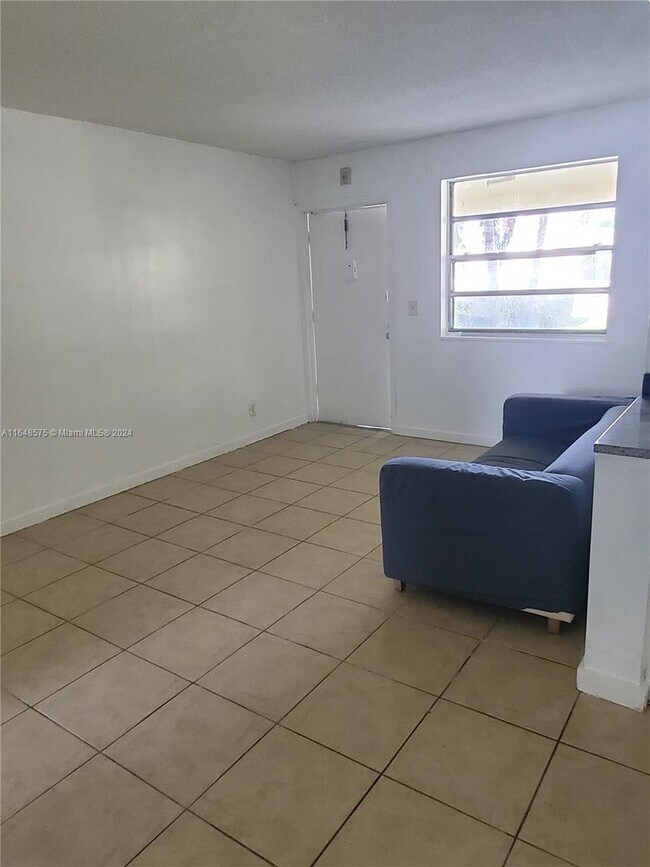 Foto del edificio - 1100 NE 1st Ct