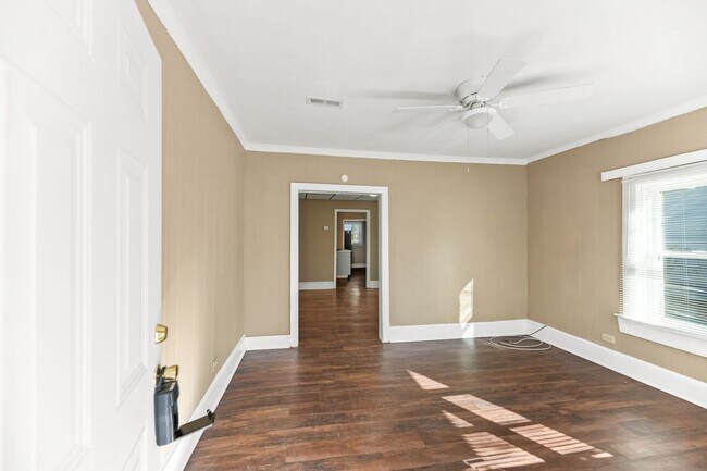 Foto del edificio - Charming Brick Bungalow in the Heart of No...