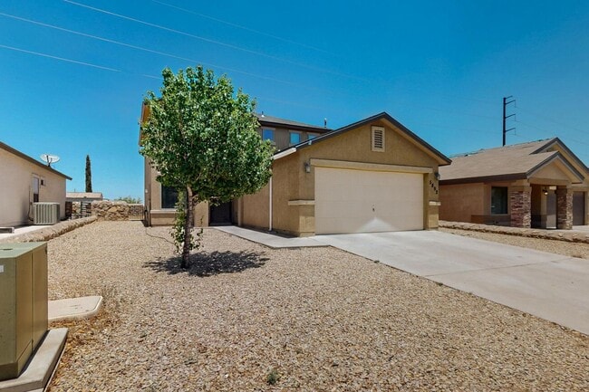 Building Photo - Two story 3 bedroom 2.5 bath in Santa Tere...