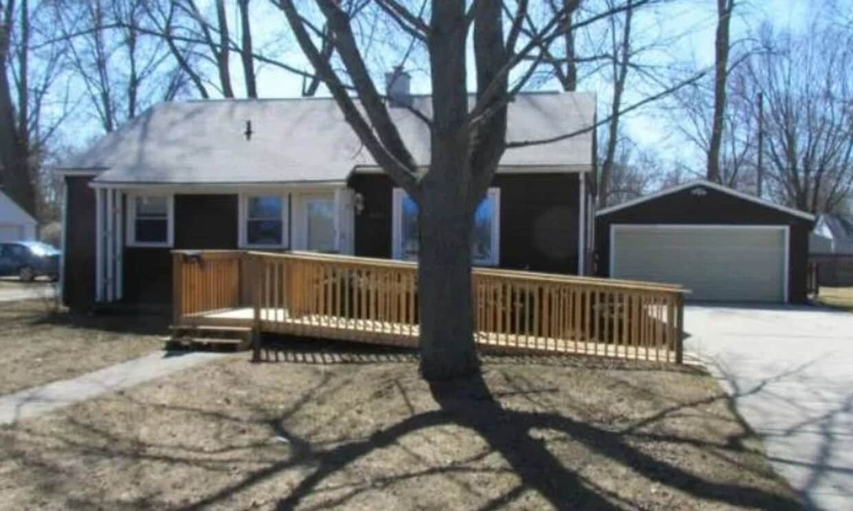 Primary Photo - 1120 E Sugnet Rd