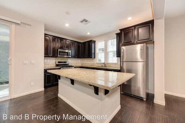 Foto del edificio - 4 br, 3 bath House - 1041 Dennington Place