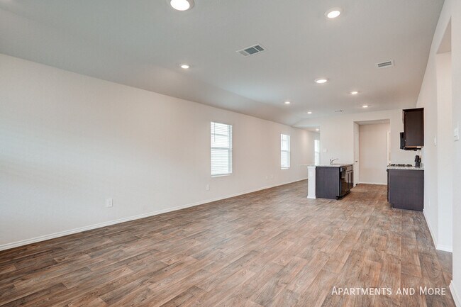 Building Photo - Lovely 3 bedroom 2 bath home with fenced y...