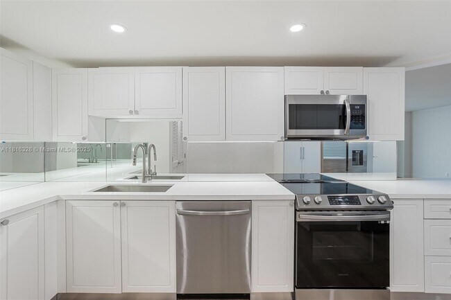 Building Photo - 555 NE 34th St