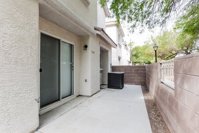 Foto del edificio - 3020 Sunrise Bay Ave