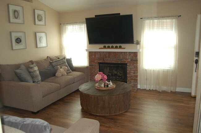 Foto del edificio - 15444 Old Castle Rd
