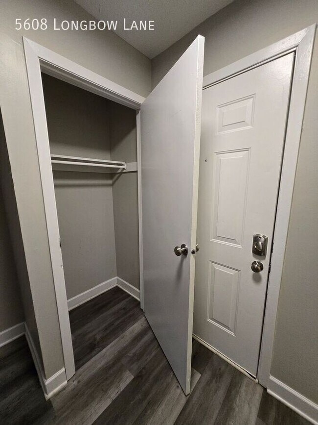 Foto del edificio - 5608 Longbow Ln