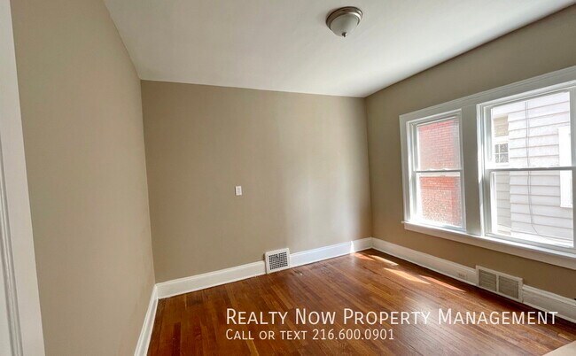 Building Photo - Cleveland Heights 3 bedroom 1st Floor