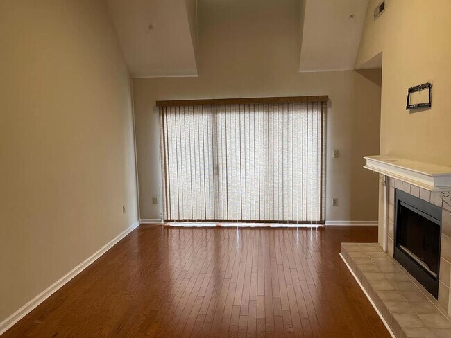 Building Photo - Room in 2 Bedroom Apartment at J M Keynes Dr