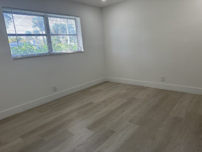 Building Photo - 2 bed 1 bath located in the desirable Edgewood neighborhood, just minutes from the marina, highwa...