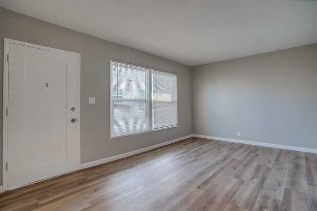 Foto del edificio - Upgraded Studio in Belmont Shore Available Now!!