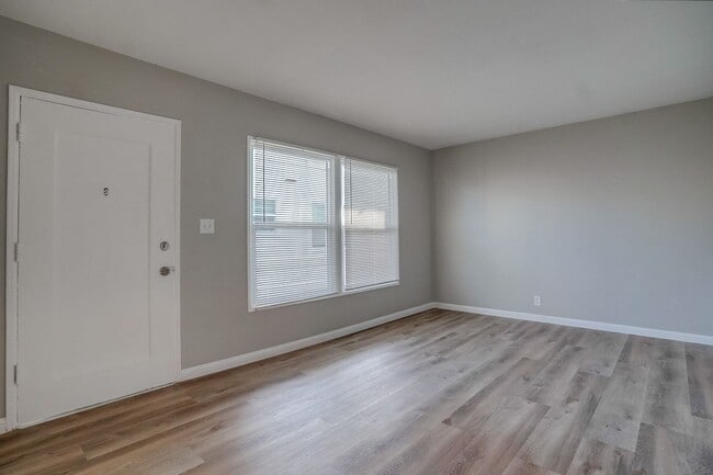 Building Photo - Upgraded Studio in Belmont Shore Available Now!!