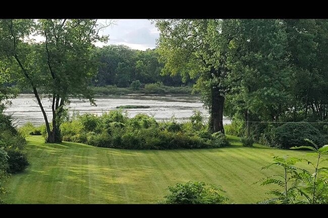 Building Photo - 6015 N River Rd