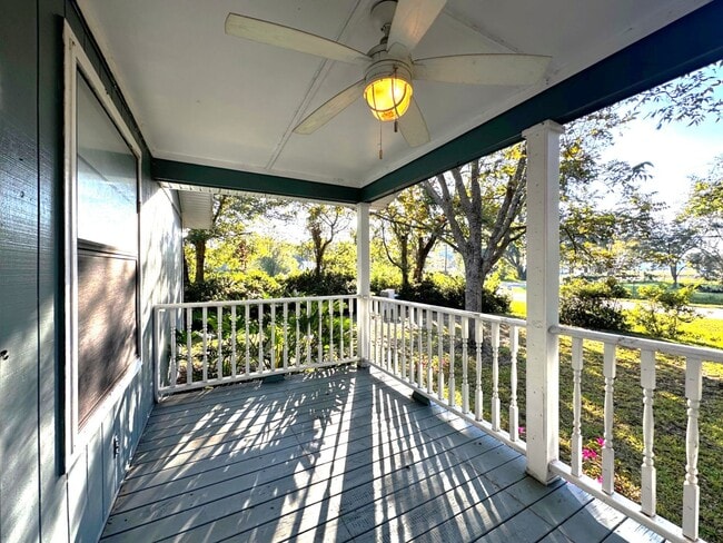 Foto del edificio - Island Bungalow, Minutes From the Beach!