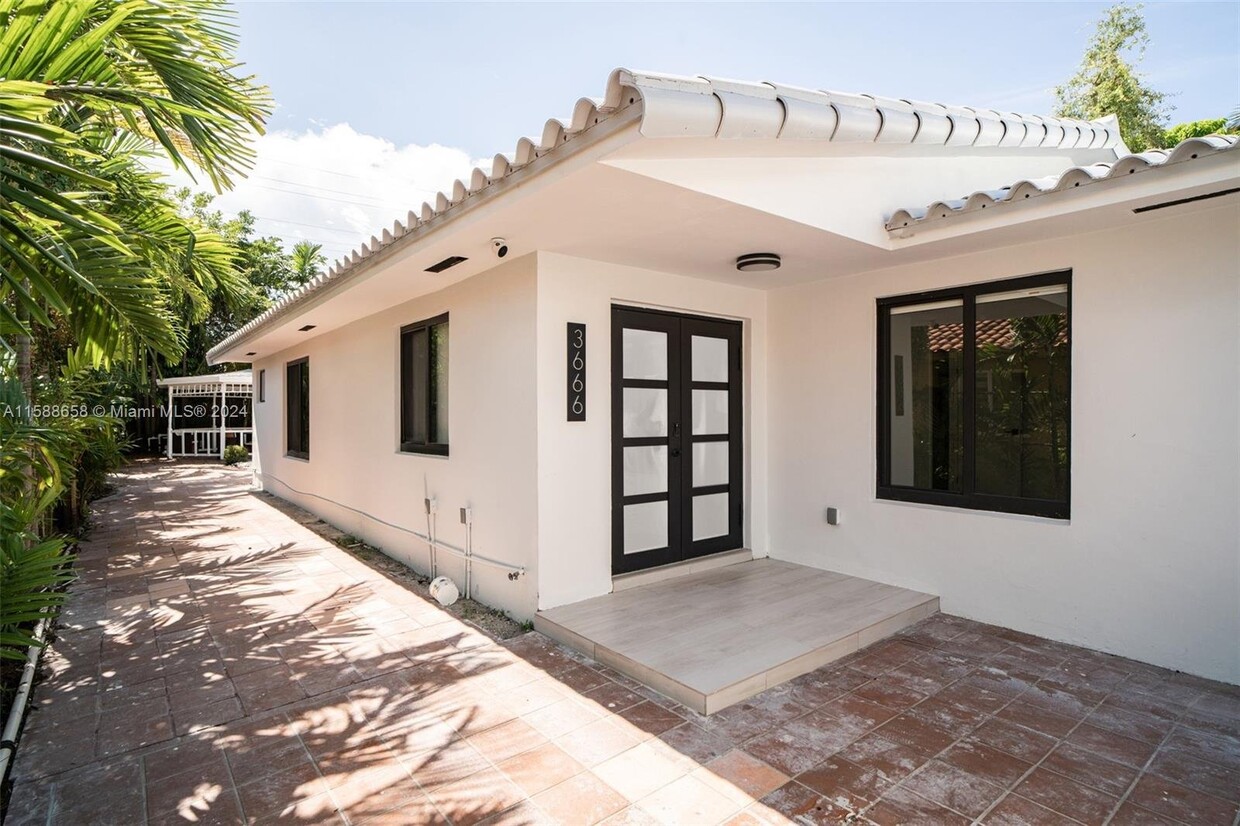 Foto principal - 3666 SW 26th St