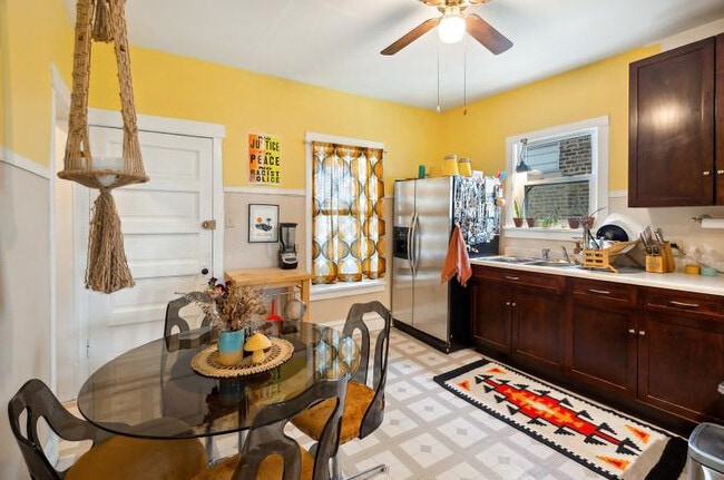 Building Photo - 5128 W Henderson St