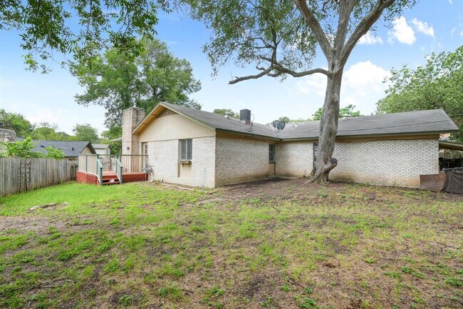 Building Photo - 1404 Valleyridge Cir