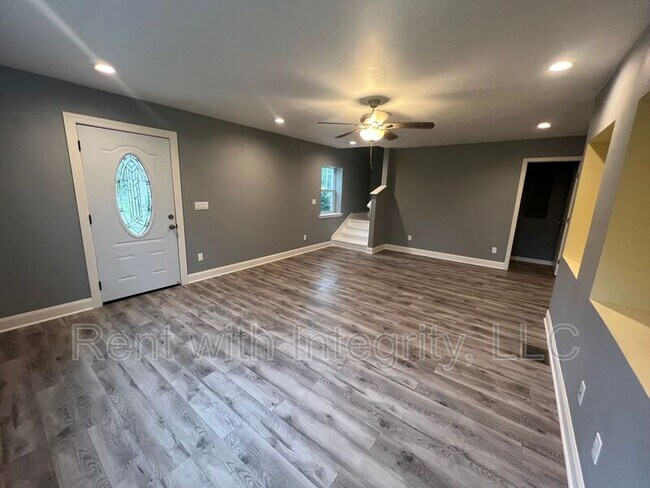 Building Photo - 2062 Hollywood Dr