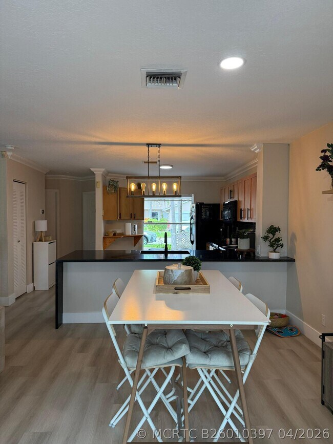 Foto del edificio - 1120 W Lakes Dr