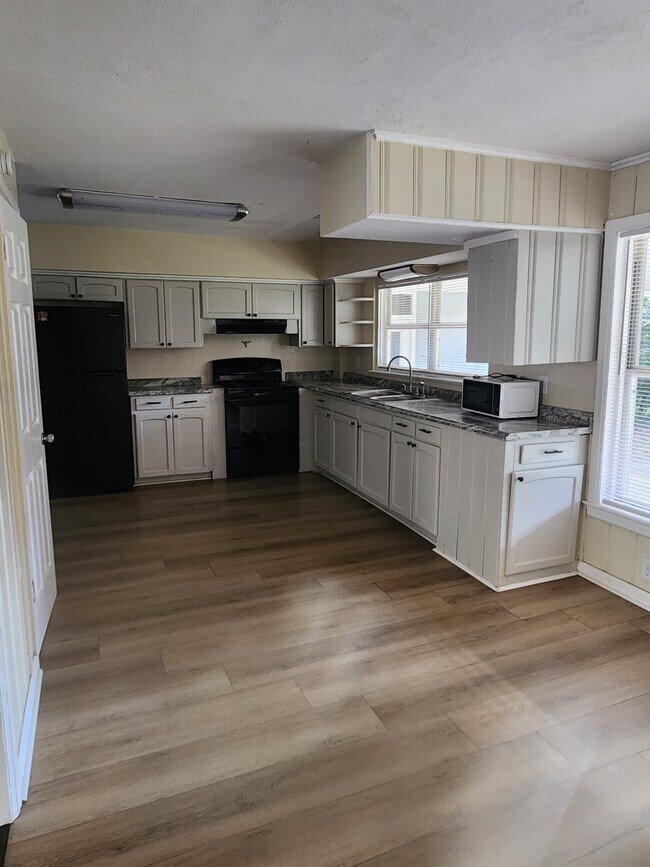 Kitchen - 3207 W La Rua St