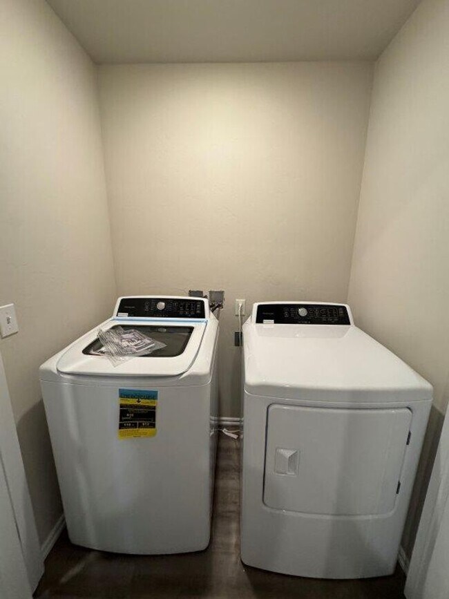 Building Photo - 55 and up community, 2 beds 1 bath all full size appliances included right in the heart of Newcas...