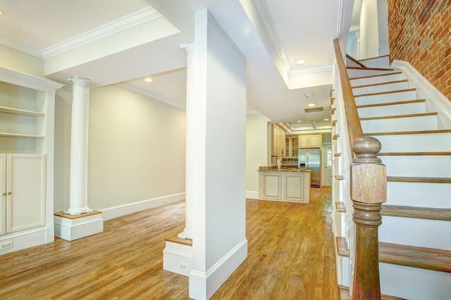 Building Photo - 633 C St NE