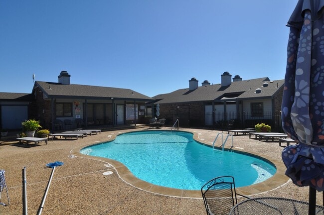 Photo - 602 Bellaire Dr House