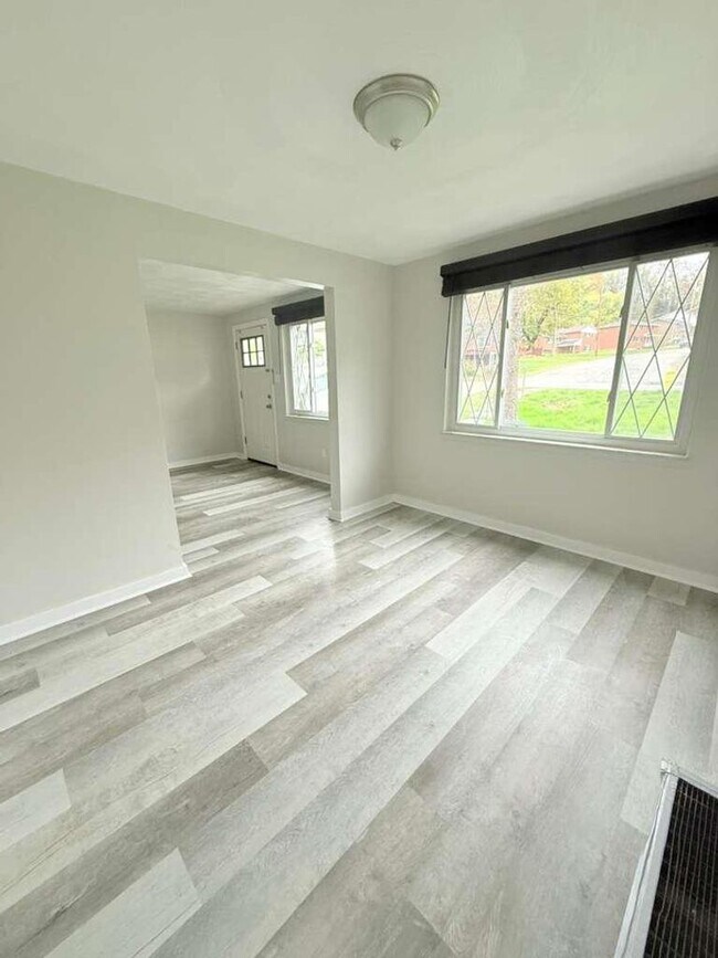 Foto del edificio - Beautifully remodeled 2-bedroom, 1 1/2-bath home in a Penn Hills neighborhood.
