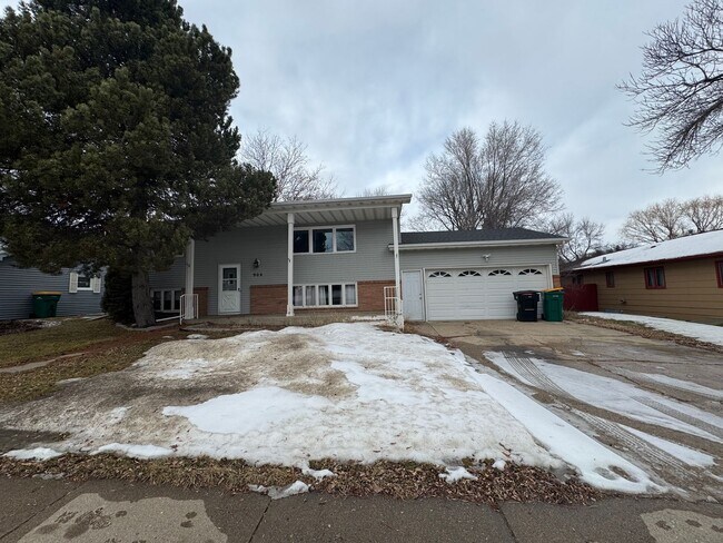 Foto del edificio - Spacious 4 bedroom 2 bathroom stand-alone home