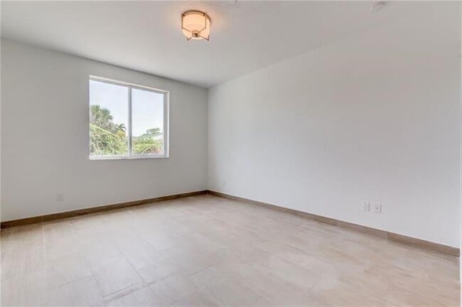 Foto del edificio - 1550 NE 34th Ct