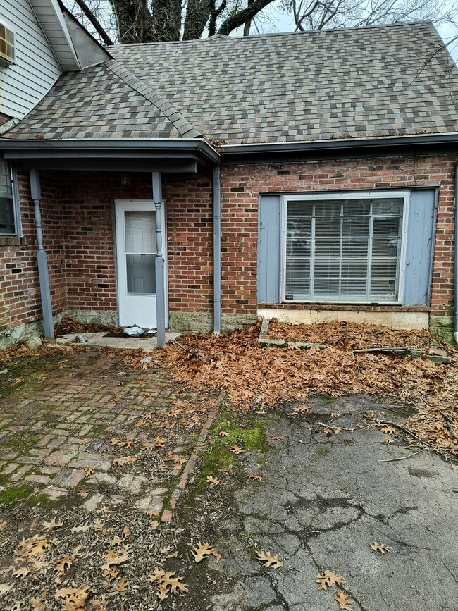 Building Photo - 1010 Burchwood Ave