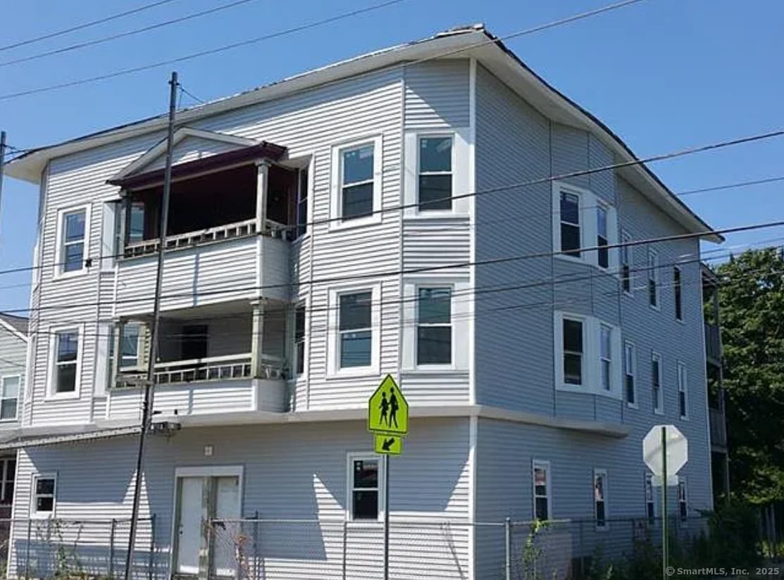 Building Photo - 1389 Pembroke St