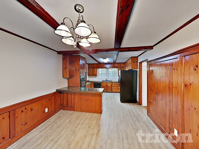 Building Photo - 1606 Huntington Dr