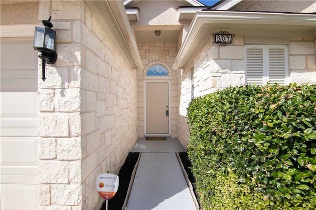 Building Photo - 809 Camino Real Dr