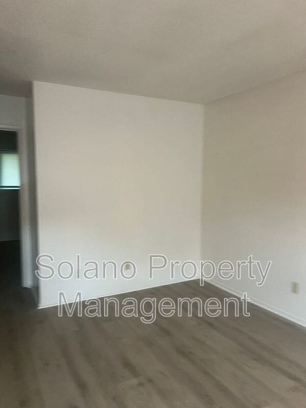 Building Photo - 1104 School St