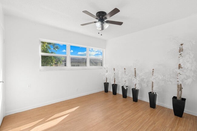 Foto del edificio - 1101 Crystal Lake Dr