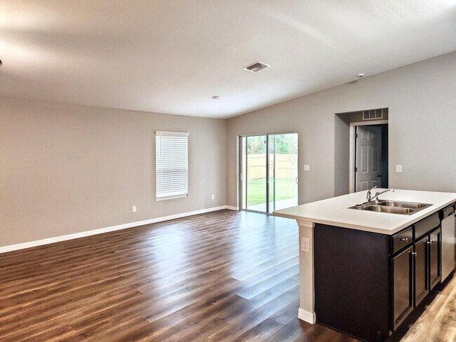 Building Photo - 5943 Bobolink St