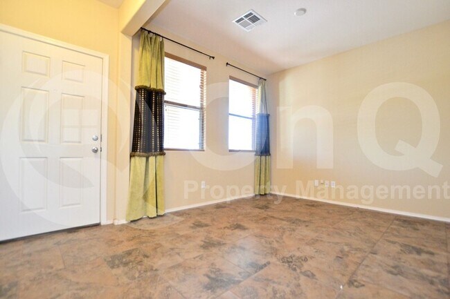 Building Photo - 34517 N Sabre Dr