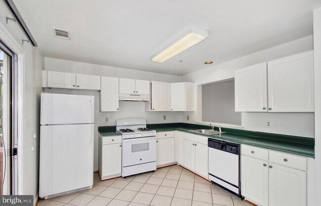 Building Photo - 120 Royalty Cir