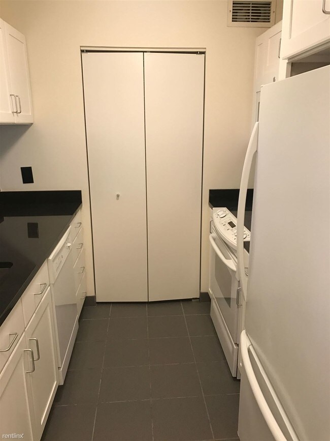 Building Photo - 1 br, 1 bath  - 250 Washington St