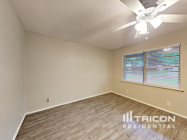 Foto del edificio - 3221 Edgebrook Dr