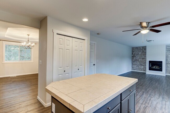 Foto del edificio - Updated 2-Bedroom Home with Bonus Room on ...