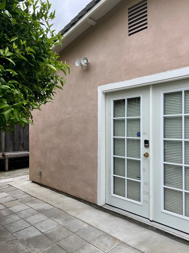 Building Photo - 1554 Ellis Ave