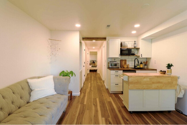 Building Photo - 2080 Oakcrest Cir