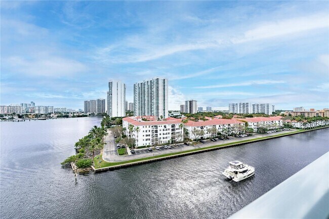 Foto del edificio - 3300 NE 188th St