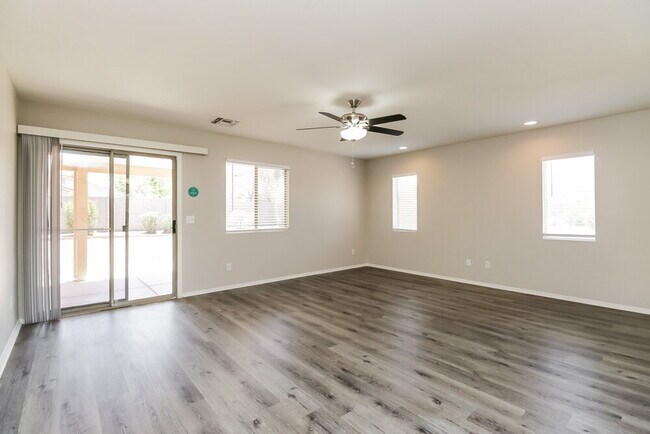 Building Photo - 1109 E Silversmith Trail