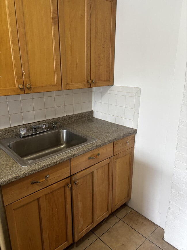 Foto del edificio - Bright, Updated 2-Bedroom Apartment in a Convenient Bath Location