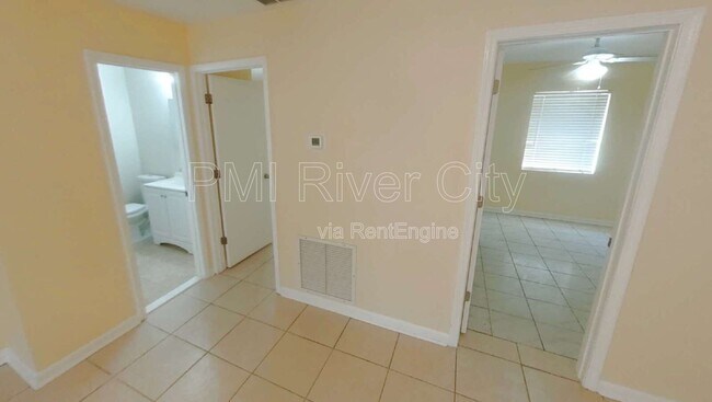 Foto del edificio - 7923 Berry Ave