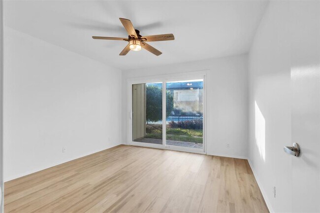 Foto del edificio - 500 E Riverside Dr