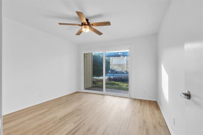 Building Photo - 500 E Riverside Dr